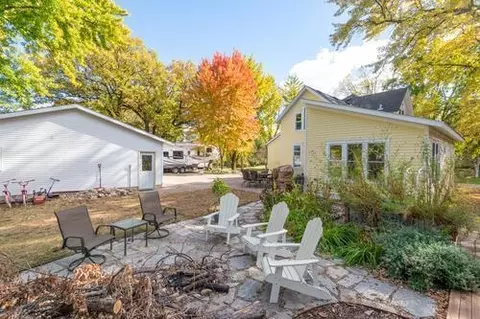 8404 Kennedy Memorial Dr, Saint Bonifacius, MN 55375