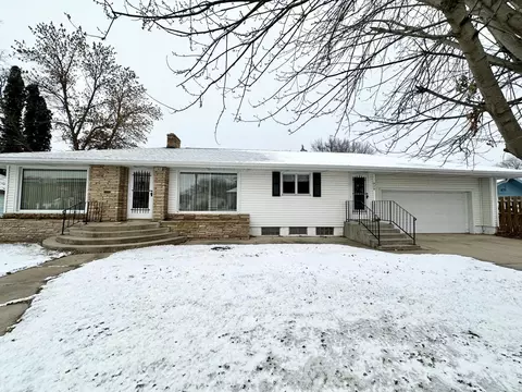 916 Sinclair Lewis Ave, Sauk Centre, MN 56378