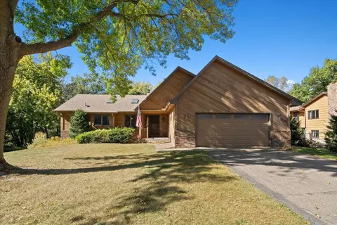 220 Woodridge Dr, Vadnais Heights, MN 55127