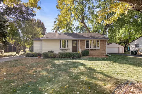 264 Maple Ln, Roseville, MN 55113