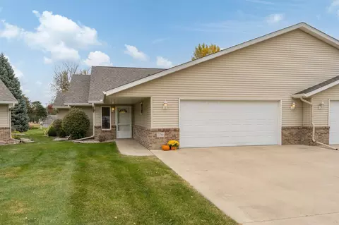 136 Shamrock Dr, Mankato, MN 56001
