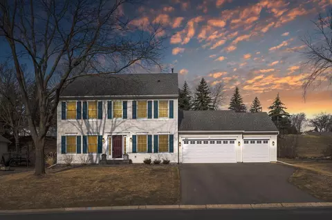811 Lake Susan Hills Dr, Chanhassen, MN 55317