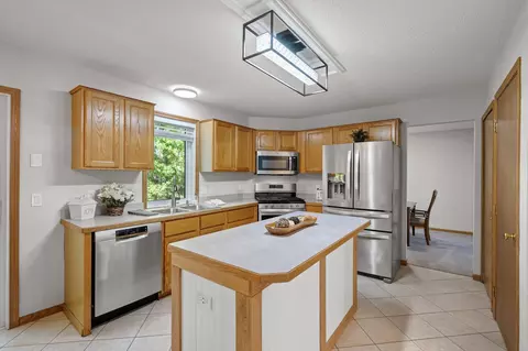 17391 Homestead Trl, Lakeville, MN 55044