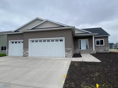 7492 16th St S, Fargo, ND 58104