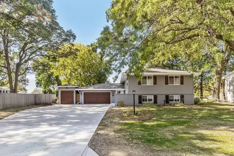 2180 Lamplight Dr, Woodbury, MN 55125