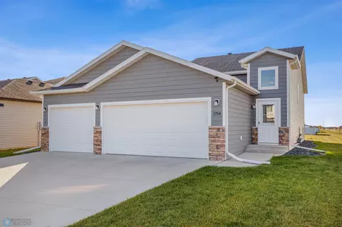 1754 67th Ave S, Fargo, ND 58104
