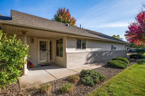 20404 Pondview Cir, Rogers, MN 55374