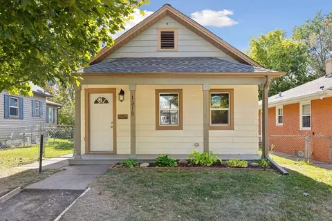 1318 4th St E, Saint Paul, MN 55106