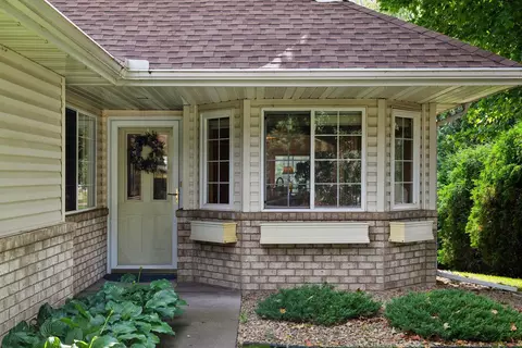 14742 Courtyard Cir, Burnsville, MN 55306
