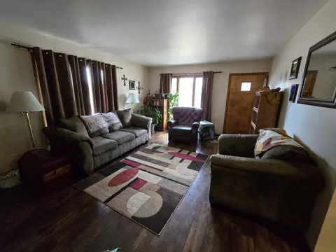 419 E Main St, Pipestone, MN 56164 photo 2