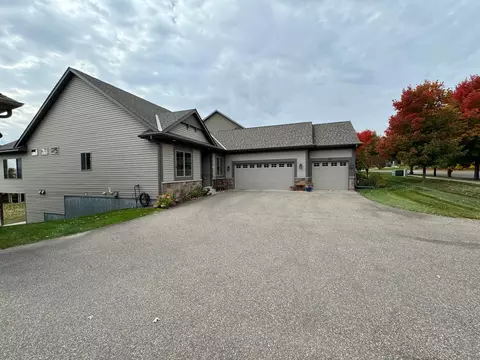 323 Brickyard Dr, Chaska, MN 55318