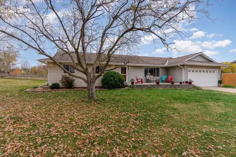 977 Redwood Dr, Apple Valley, MN 55124