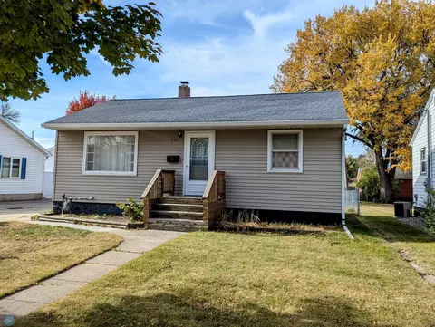 907 16th St N, Moorhead, MN 56560