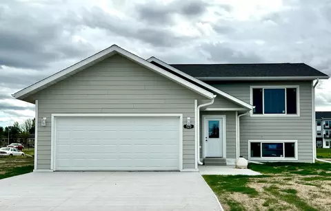520 Garfield St SE, Warroad, MN 56763