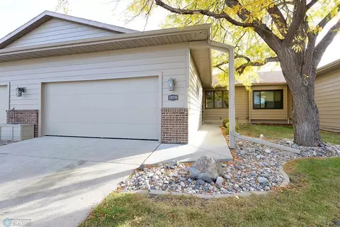 2826 27th St S, Fargo, ND 58103