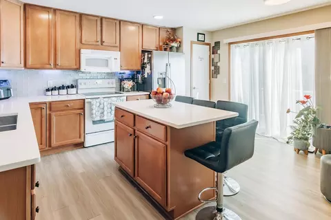 886 Ledgestone Dr, Mahtomedi, MN 55115