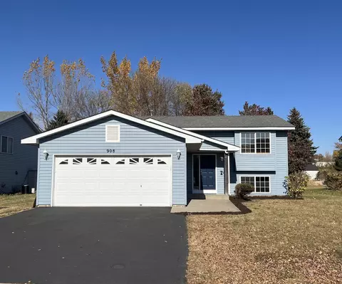 908 Sparrow Rd, Waconia, MN 55387