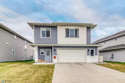 1074 Ashley Dr W, West Fargo, ND 58078