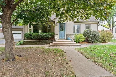 2764 Churchill St, Roseville, MN 55113