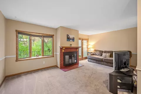 6716 Gretchen Ln N, Oakdale, MN 55128
