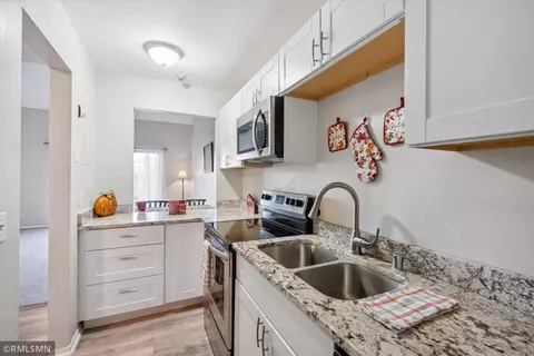 4120 Parklawn Ave #330, Edina, MN 55435