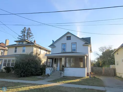 909 4th St N, Fargo, ND 58102