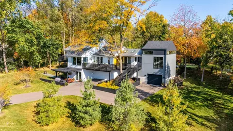 2910 Medicine Ridge Rd, Plymouth, MN 55441