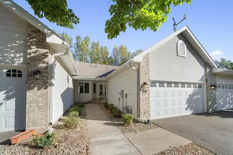 819 Eagan Oaks Ln, Eagan, MN 55123