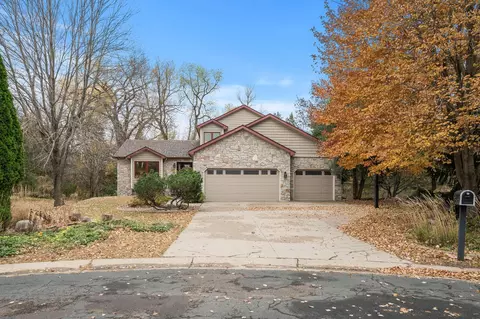 246 Bruening Ct, Mahtomedi, MN 55115