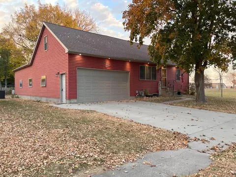309 N 2nd Ave E, Truman, MN 56088