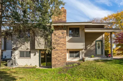 9805 Dorset Ln, Eden Prairie, MN 55347