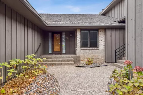 934 S Highview Cir, Mendota Heights, MN 55118