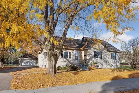 305 N Hickory St, Chaska, MN 55318