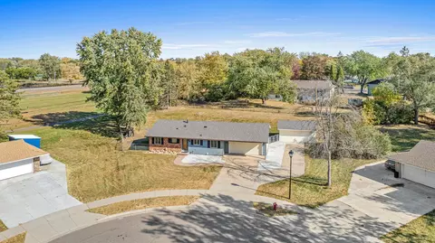 985 Redwood Dr, Apple Valley, MN 55124