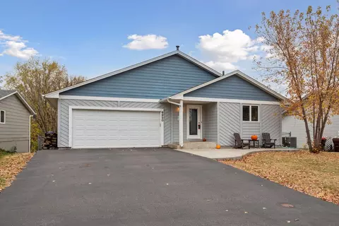 6930 27th St N, Oakdale, MN 55128