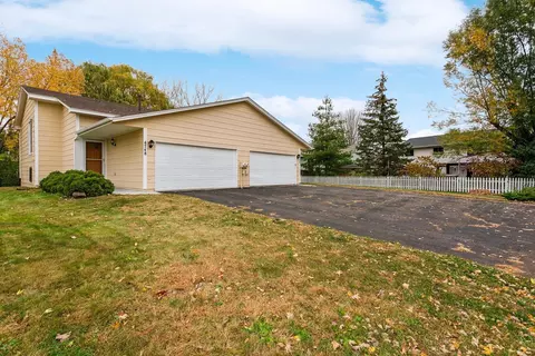 4748 Hayward Rd N, Oakdale, MN 55128