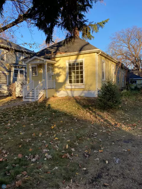 1006 8th St S, Fargo, ND 58103