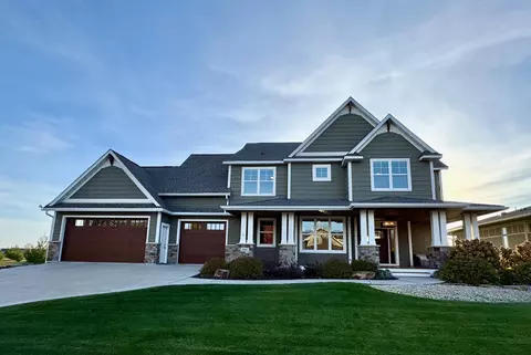 484 Rosewood Rd, Northfield, MN 55057