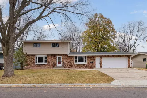 509 S 1st St, Marshall, MN 56258