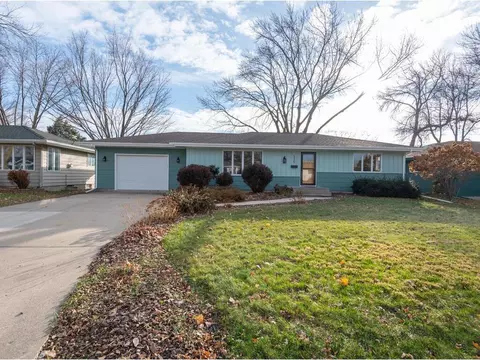 325 W 4th St, Waconia, MN 55387
