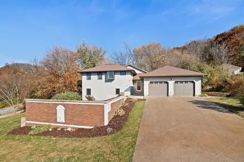 567 Bluff Dr, La Crescent, MN 55947