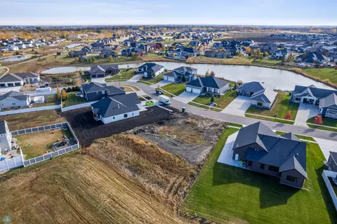 1042 Hickory Ln, West Fargo, ND 58078