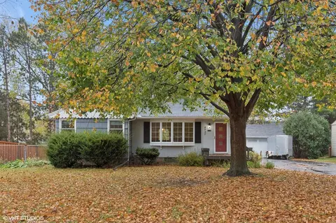 2737 Aglen St, Roseville, MN 55113