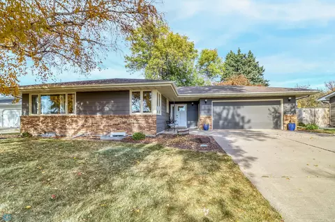 100 S Woodcrest Dr N, Fargo, ND 58102