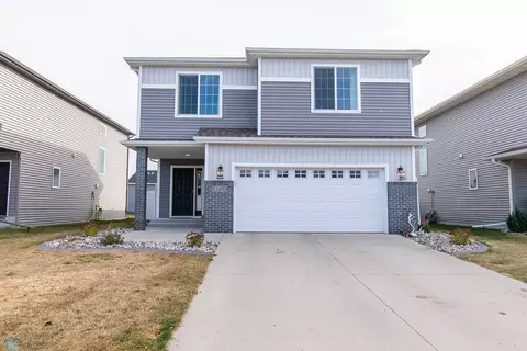 1349 Goldenwood Dr, West Fargo, ND 58078