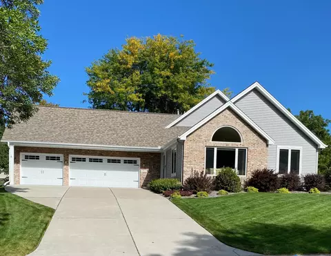 255 Oakhill Dr, Shoreview, MN 55126