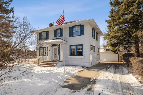 521 9th St S, Moorhead, MN 56560