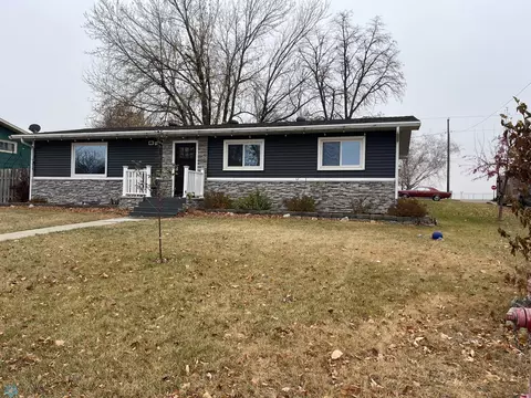 802 Maple St, Lisbon, ND 58054 photo 2