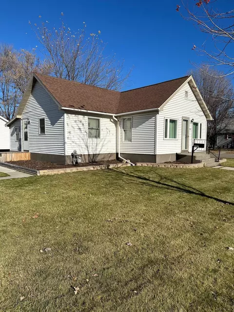 1121 1st St E, Thief River Falls, MN 56701