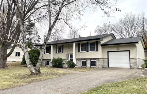 2787 Fernwood St, Roseville, MN 55113